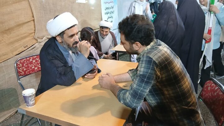 تصاویر /  برگزاری موکب جذب حوزه و موکب فرهنگی، غرفه سینما بینش قائد امت همراه با تجمع مردمی مقابل مصلی قزوین (مهدیه) از طرف اساتید وطلاب مدرسه علمیه شیخ الاسلام قزوین