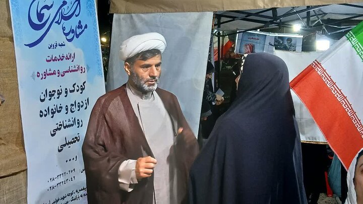 تصاویر /  برگزاری موکب جذب حوزه و موکب فرهنگی، غرفه سینما بینش قائد امت همراه با تجمع مردمی مقابل مصلی قزوین (مهدیه) از طرف اساتید وطلاب مدرسه علمیه شیخ الاسلام قزوین