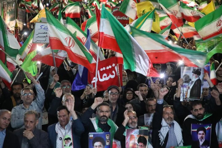 تصاویر/ هشتادو هشتمین شب از قرار شبانه تبلور حماسه حضور و ایستادگی مردم ولایتمدار و غیور ارومیه در میدان ولایت فقیه