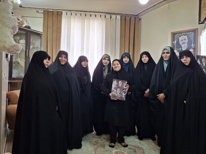 تصاویر / دیدار مدیر حوزه علمیه خواهران استان قزوین با خانواده شهدای جنگ رمضان