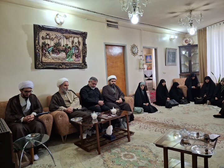 تصاویر / دیدار مدیر حوزه علمیه خواهران استان قزوین با خانواده شهدای جنگ رمضان