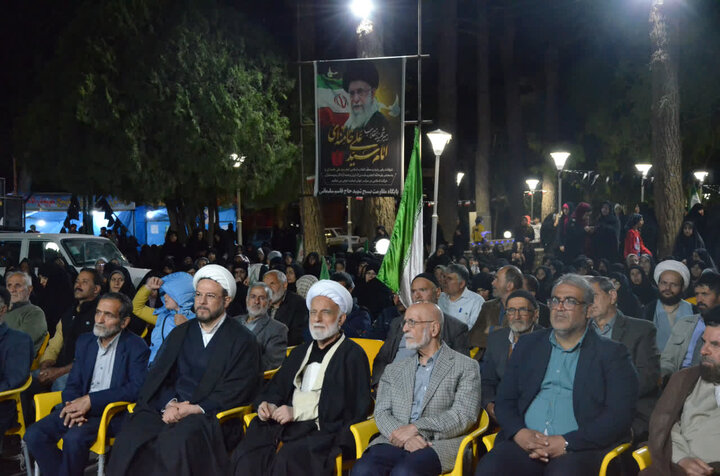 تصاویر/حضور نماینده ولی فقیه در استان مرکزی، در راهپیمایی شبانه آشتیان