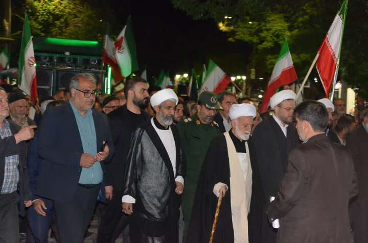 تصاویر/حضور نماینده ولی فقیه در استان مرکزی، در راهپیمایی شبانه آشتیان