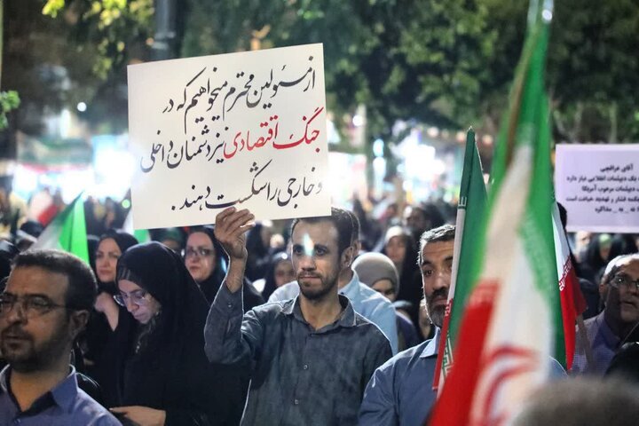 تصاویر/ اجتماعات مردمی «شب‌های اقتدار» مردم شهر سمنان در معراج‌ الشهدای میدان سعدی
