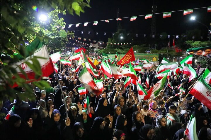 تصاویر/ اجتماعات مردمی «شب‌های اقتدار» مردم شهر سمنان در معراج‌ الشهدای میدان سعدی