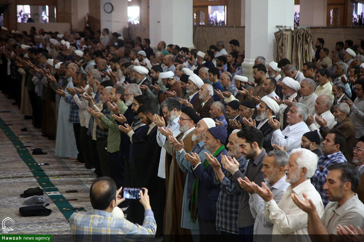 Photos/ Grande affluence à l’aube au sanctuaire de Fatima Masoumeh pour la prière de l’Aïd al-Adha