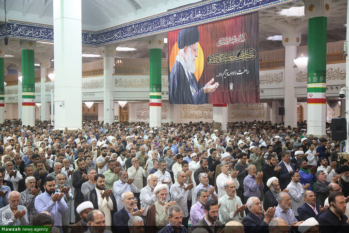 Photos/ Grande affluence à l’aube au sanctuaire de Fatima Masoumeh pour la prière de l’Aïd al-Adha