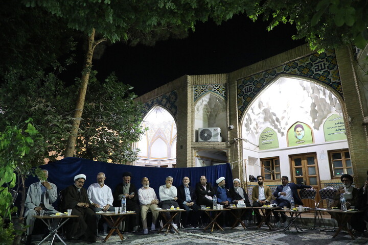 Dalle stanze della madrasa Jahangir Khan alla casa coniugale