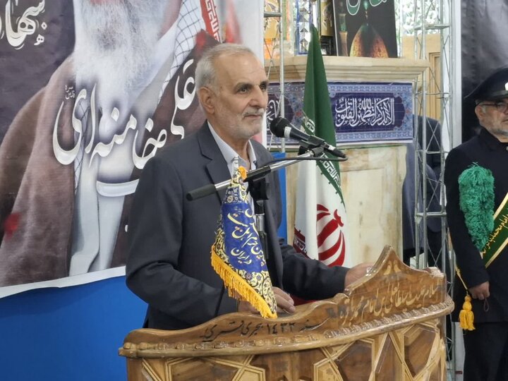 تصاویر/ مراسم گلابشویی و عطرافشانی ضریح مطهر علی ابن امام محمد باقر(ع)به مناسبت دهه امامت وولایت