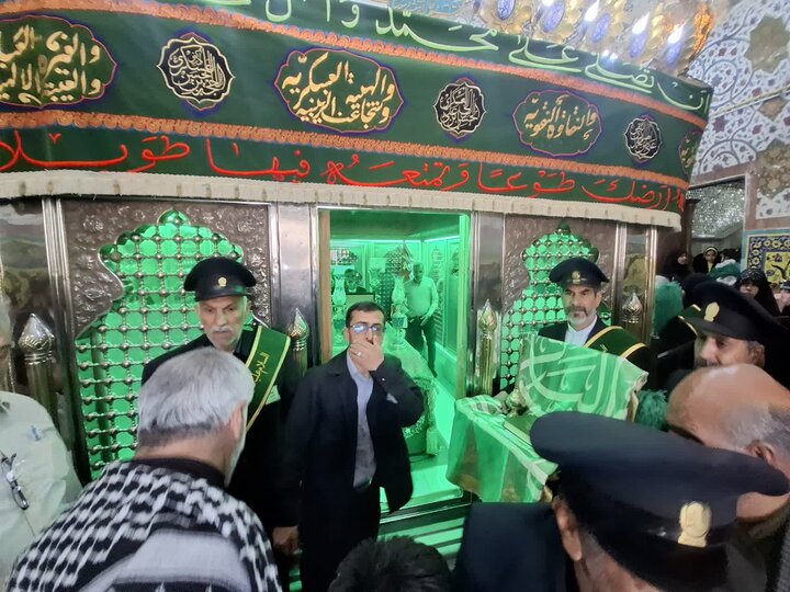 تصاویر/ مراسم گلابشویی و عطرافشانی ضریح مطهر علی ابن امام محمد باقر(ع)به مناسبت دهه امامت وولایت