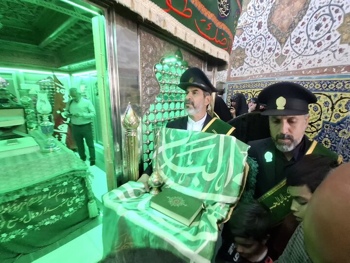 تصاویر/ مراسم گلابشویی و عطرافشانی ضریح مطهر علی ابن امام محمد باقر(ع)به مناسبت دهه امامت وولایت