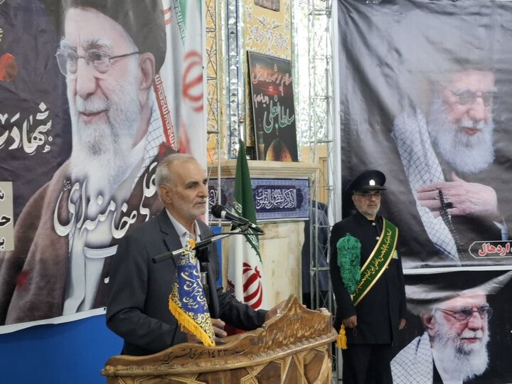 تصاویر/ مراسم گلابشویی و عطرافشانی ضریح مطهر علی ابن امام محمد باقر(ع)به مناسبت دهه امامت وولایت