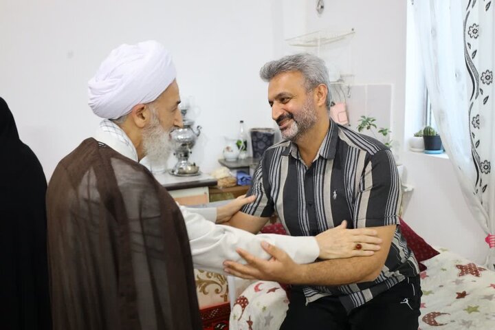 تصاویر/ دیدار نماینده ولی فقیه در مازندران با جانباز سرافراز ناوشکن دنا