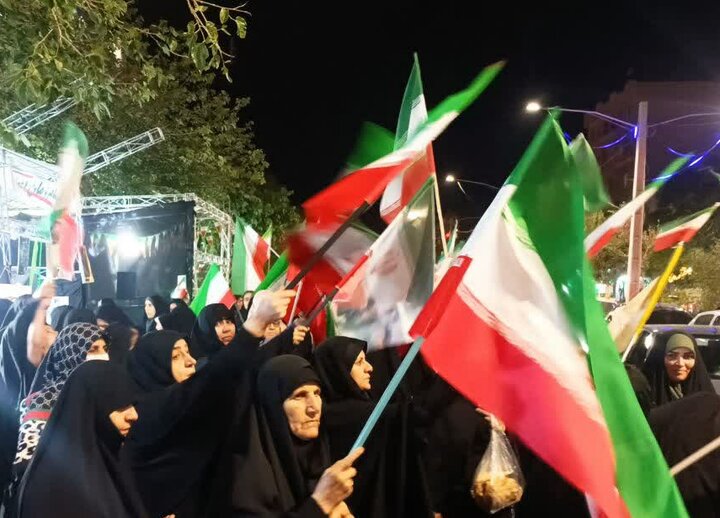 تصاویر/شکوه حضور نمازگزاران مسجد المهدی(عج) در دفاع از انقلاب اسلامی و کشور