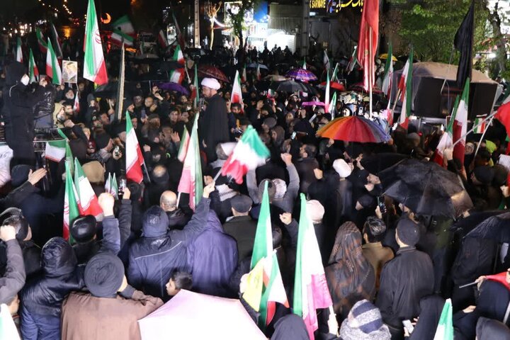 تصاویر/شکوه حضور نمازگزاران مسجد المهدی(عج) در دفاع از انقلاب اسلامی و کشور