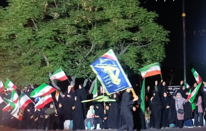 تصاویر/شکوه حضور نمازگزاران مسجد المهدی(عج) در دفاع از انقلاب اسلامی و کشور