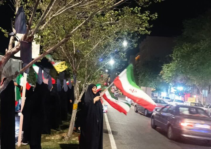 تصاویر/شکوه حضور نمازگزاران مسجد المهدی(عج) در دفاع از انقلاب اسلامی و کشور