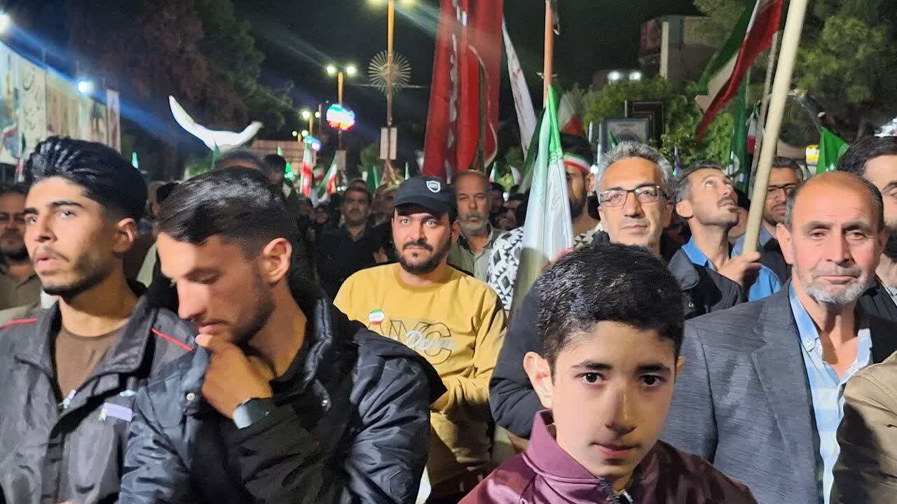 تصاویر / اجتماع مرد م شهرستان تاکستان در شب هشتاد ونهم با حضور خانواده شهید احمدی روشن