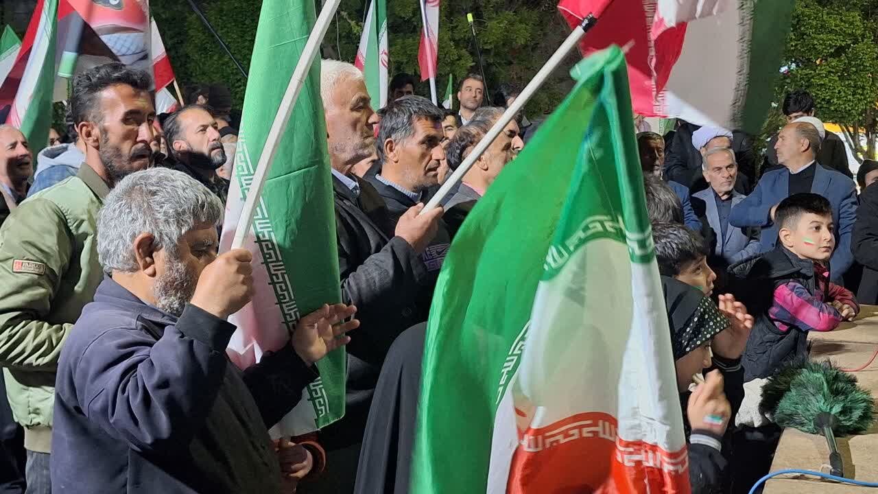 تصاویر / اجتماع مرد م شهرستان تاکستان در شب هشتاد ونهم با حضور خانواده شهید احمدی روشن