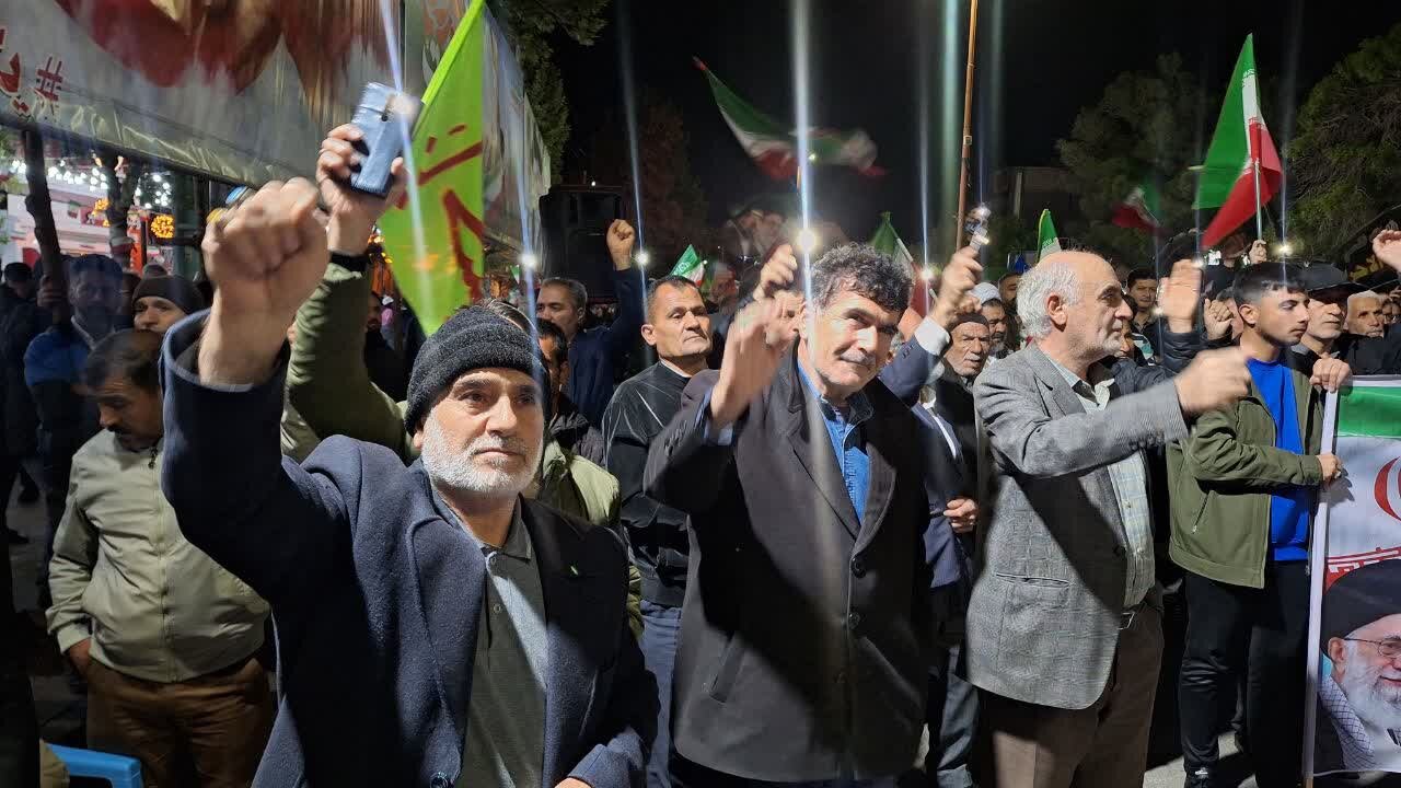 تصاویر / اجتماع مرد م شهرستان تاکستان در شب هشتاد ونهم با حضور خانواده شهید احمدی روشن