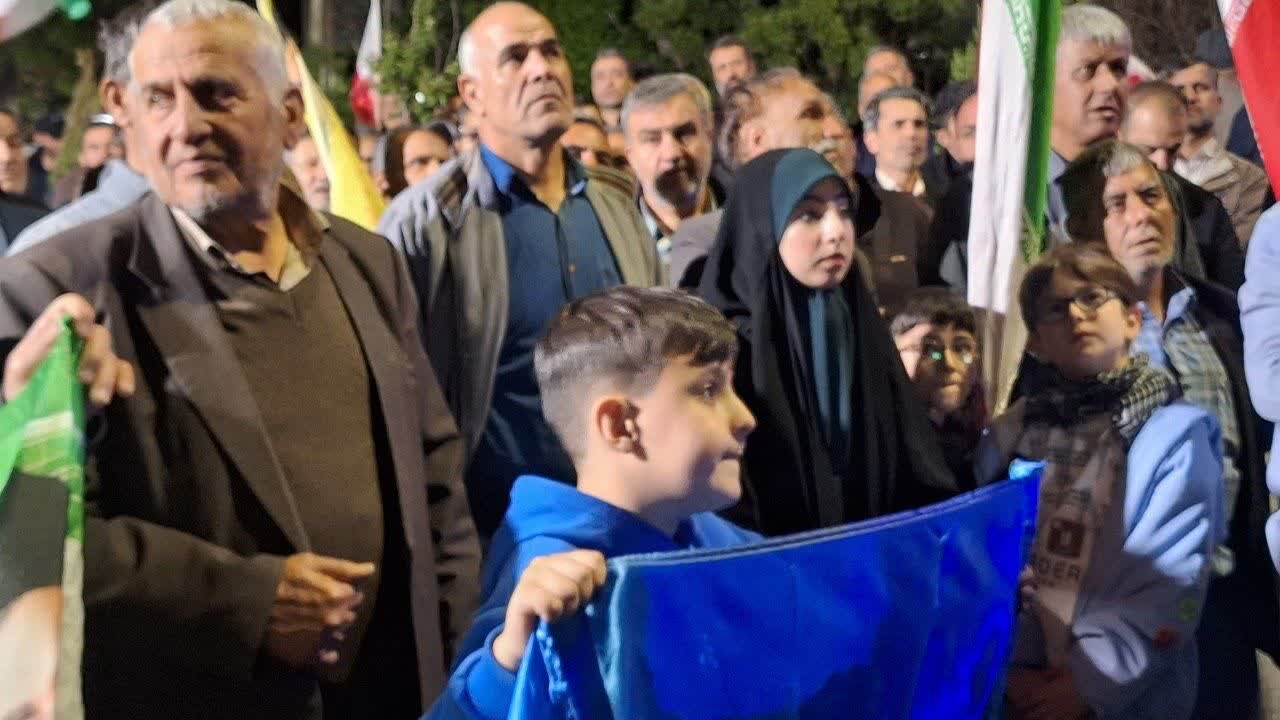 تصاویر / اجتماع مرد م شهرستان تاکستان در شب هشتاد ونهم با حضور خانواده شهید احمدی روشن