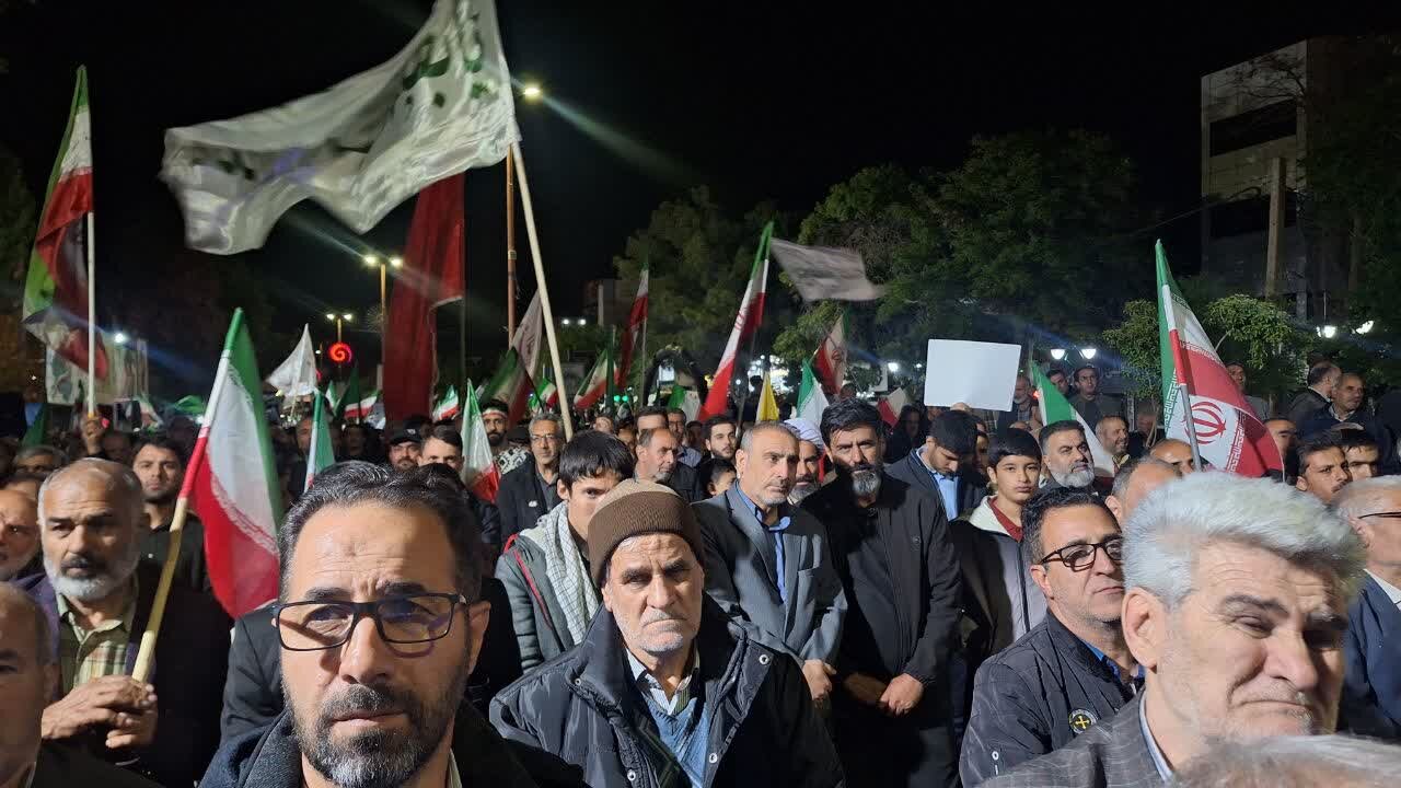 تصاویر / اجتماع مرد م شهرستان تاکستان در شب هشتاد ونهم با حضور خانواده شهید احمدی روشن