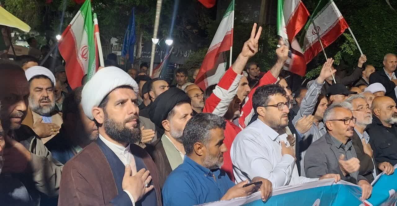 تصاویر / اجتماع مرد م شهرستان تاکستان در شب هشتاد ونهم با حضور خانواده شهید احمدی روشن