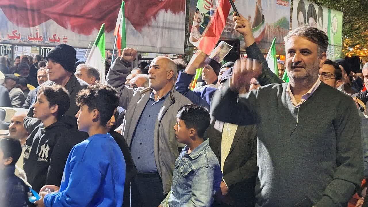 تصاویر / اجتماع مرد م شهرستان تاکستان در شب هشتاد ونهم با حضور خانواده شهید احمدی روشن