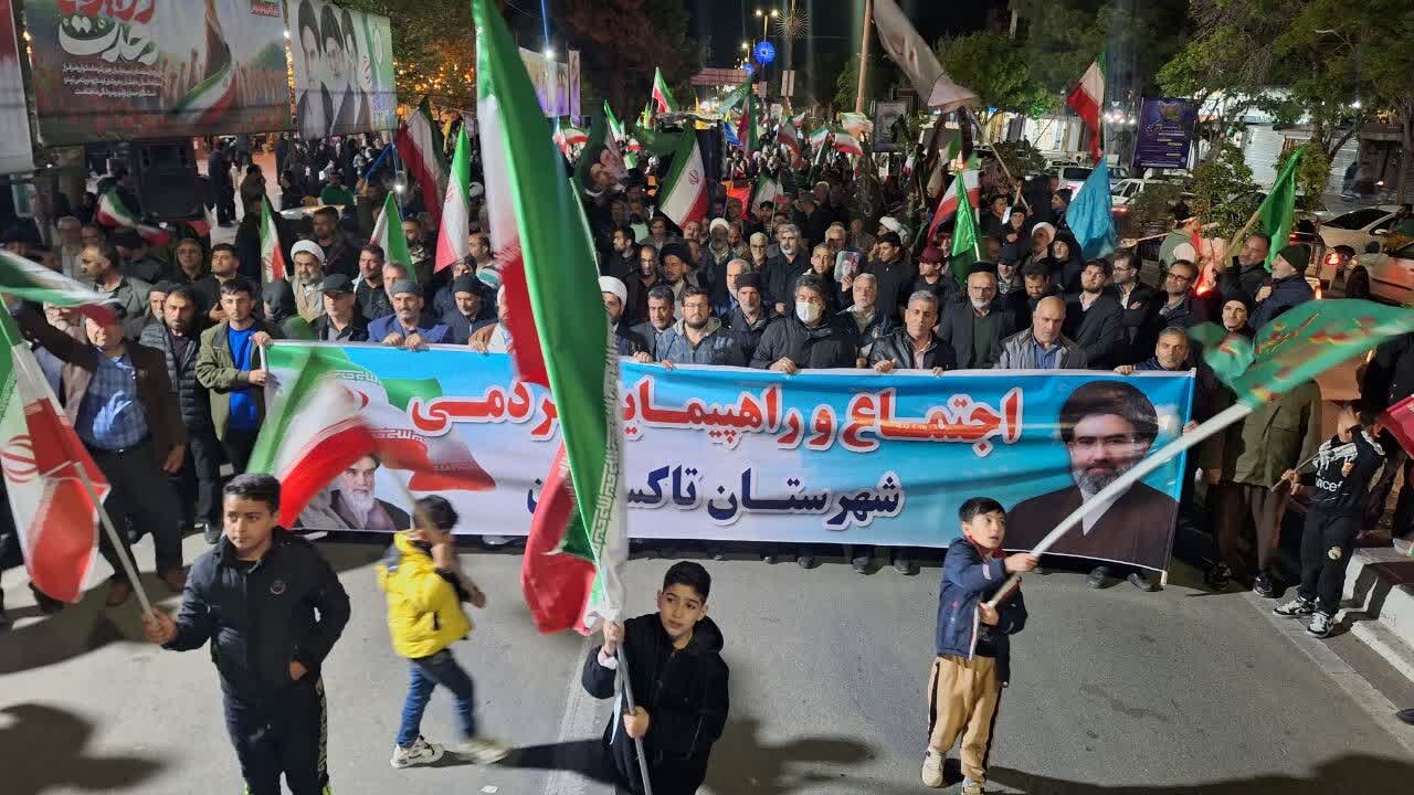 تصاویر / اجتماع مرد م شهرستان تاکستان در شب هشتاد ونهم با حضور خانواده شهید احمدی روشن