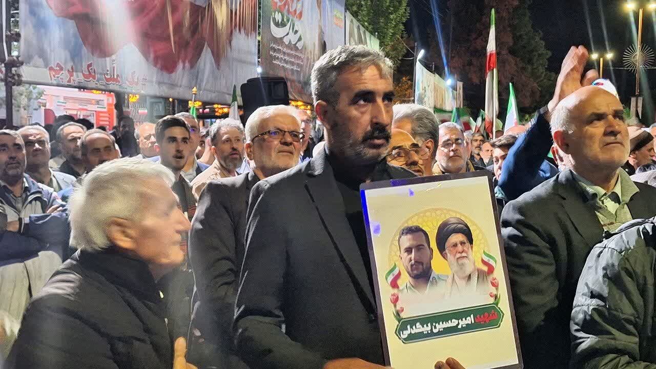 تصاویر / اجتماع مرد م شهرستان تاکستان در شب هشتاد ونهم با حضور خانواده شهید احمدی روشن