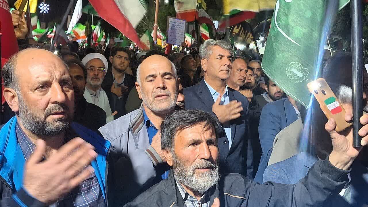 تصاویر / اجتماع مرد م شهرستان تاکستان در شب هشتاد ونهم با حضور خانواده شهید احمدی روشن