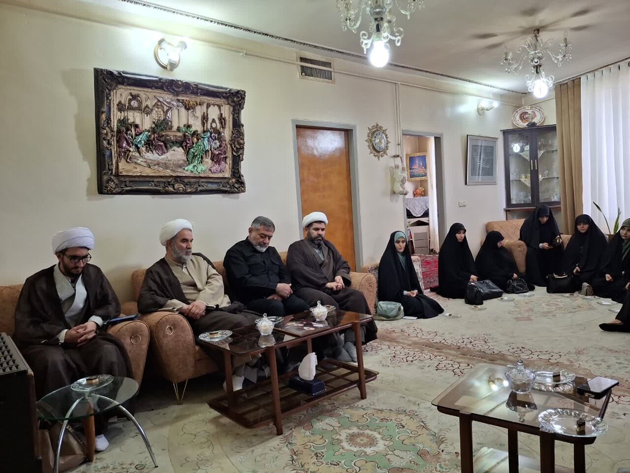 پرچم اسلام در دست خانواده شهدا است