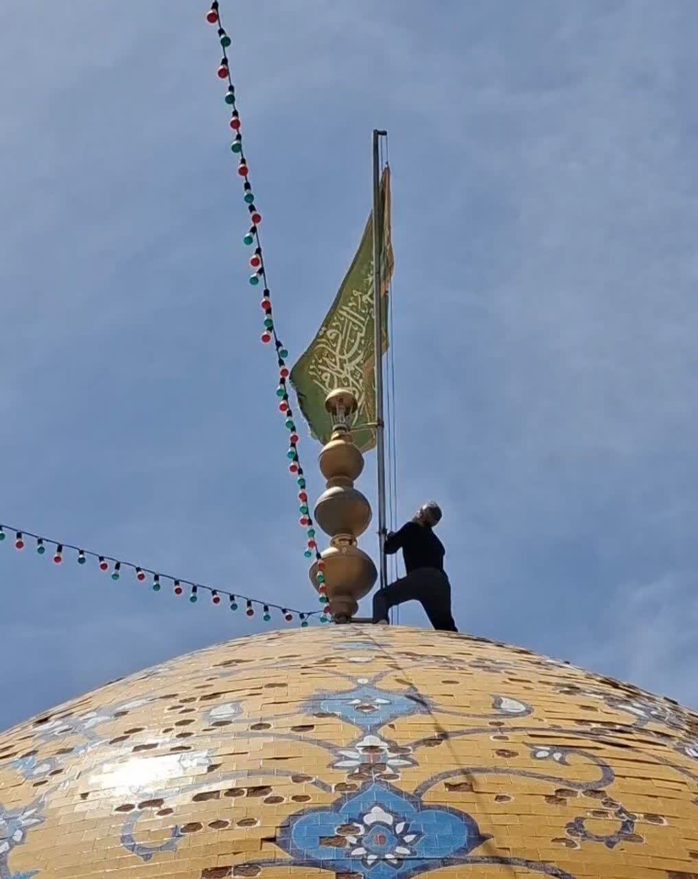 پرچم گنبد آستان قدس علی بن باقر اردهال کاشان تعویض شد