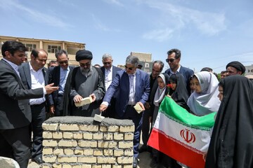 تصاویر/ آغاز عملیات اجرایی مدرسه ۹ کلاسه امام خمینی(ره) خمین با حضور استاندار مرکزی
