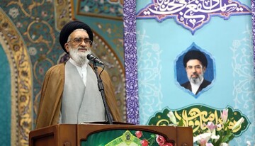 روایت امام جمعه قم از شب انتخاب رهبر معظم انقلاب / اطاعت و اجرای فرامین رهبری تکلیف شرعی است