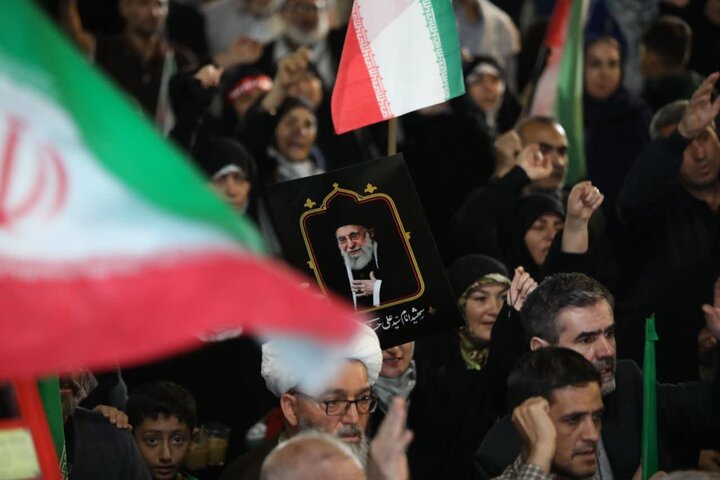 تصاویر/ هشتادو نهمین  شب از قرار شبانه تبلور حماسه حضور و ایستادگی مردم ارومیه در میدان ولایت فقیه