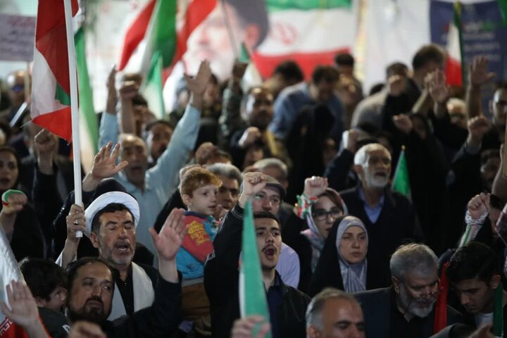 تصاویر/ هشتادو نهمین  شب از قرار شبانه تبلور حماسه حضور و ایستادگی مردم ارومیه در میدان ولایت فقیه