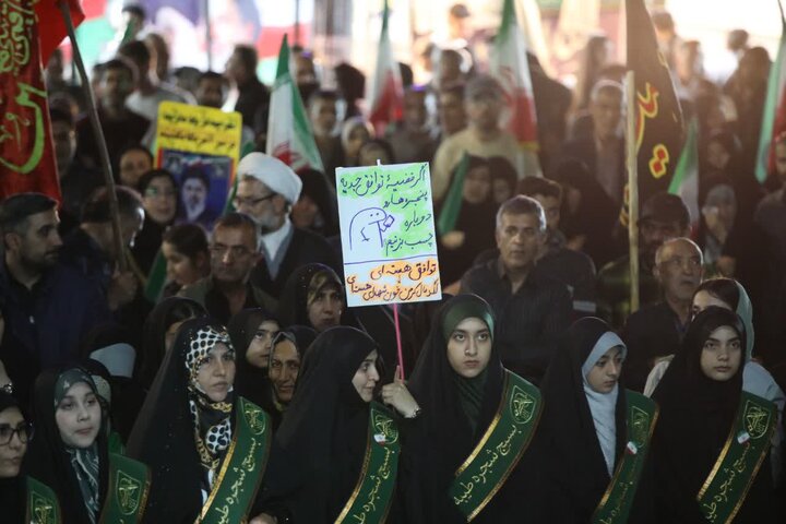 تصاویر/ هشتادو نهمین  شب از قرار شبانه تبلور حماسه حضور و ایستادگی مردم ارومیه در میدان ولایت فقیه