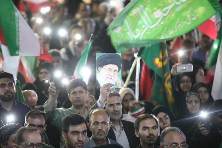 تصاویر/ هشتادو نهمین  شب از قرار شبانه تبلور حماسه حضور و ایستادگی مردم ارومیه در میدان ولایت فقیه