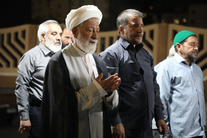 تصاویر/ اقامه نماز استغاثه و سخنرانی آیت الله نجم الدين طبسی در موکب مدارس علمیه یزد