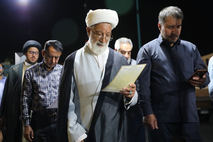 تصاویر/ اقامه نماز استغاثه و سخنرانی آیت الله نجم الدين طبسی در موکب مدارس علمیه یزد