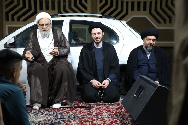 تصاویر/ اقامه نماز استغاثه و سخنرانی آیت الله نجم الدين طبسی در موکب مدارس علمیه یزد