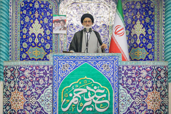 تصاویر/ اقامه نماز جمعه و تشییع پیکر شهید اعظم سراجی نژاد در قم