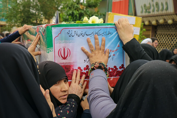 تصاویر/ اقامه نماز جمعه و تشییع پیکر شهید اعظم سراجی نژاد در قم