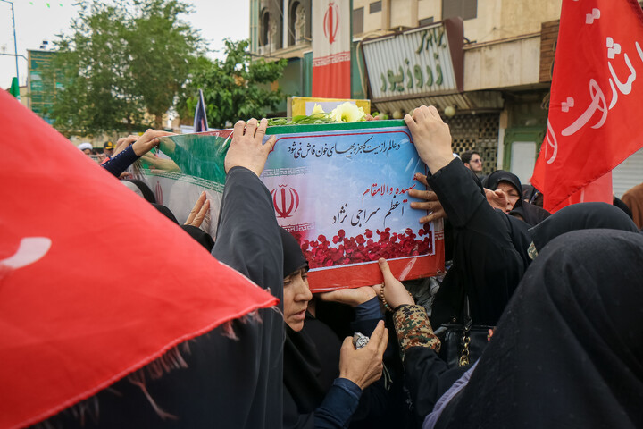 تصاویر/ اقامه نماز جمعه و تشییع پیکر شهید اعظم سراجی نژاد در قم