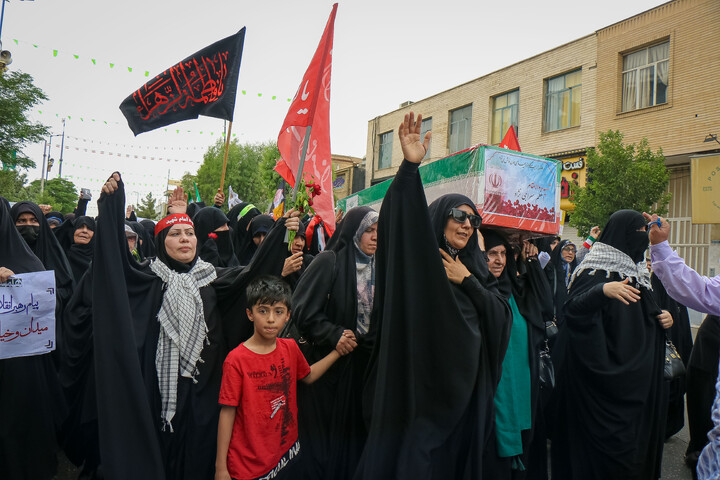 تصاویر/ اقامه نماز جمعه و تشییع پیکر شهید اعظم سراجی نژاد در قم