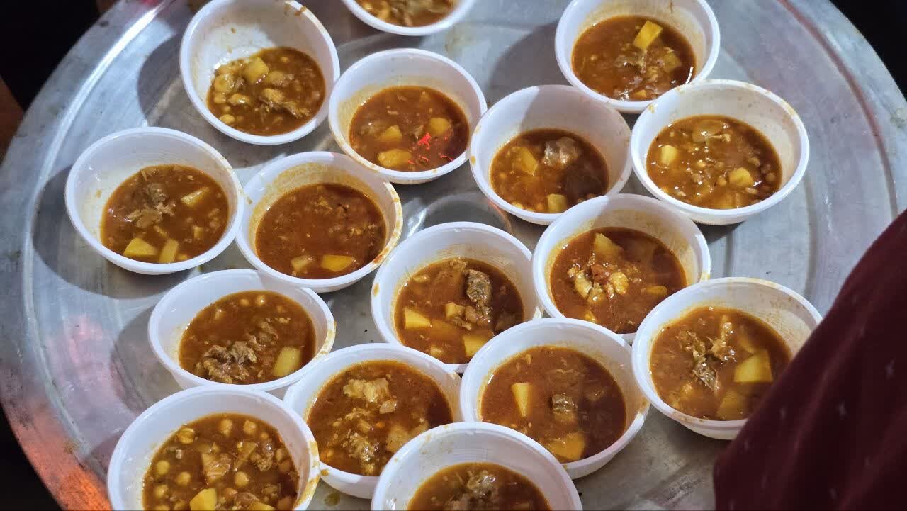 اطعام زائران و خانواده های شهدای مدرسه شجره طیبه میناب