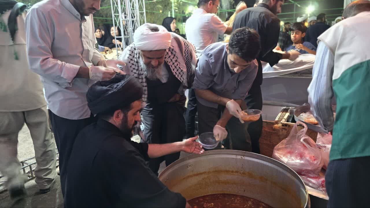 اطعام زائران و خانواده های شهدای مدرسه شجره طیبه میناب