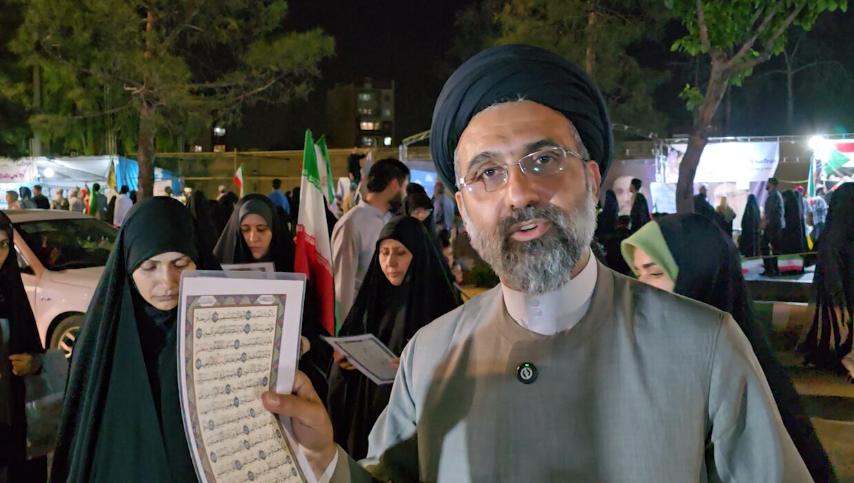 فیلم | پویش ختم قرآن در تجمعات مردمی / نور قرآن پشتیبان جبهه حق علیه باطل