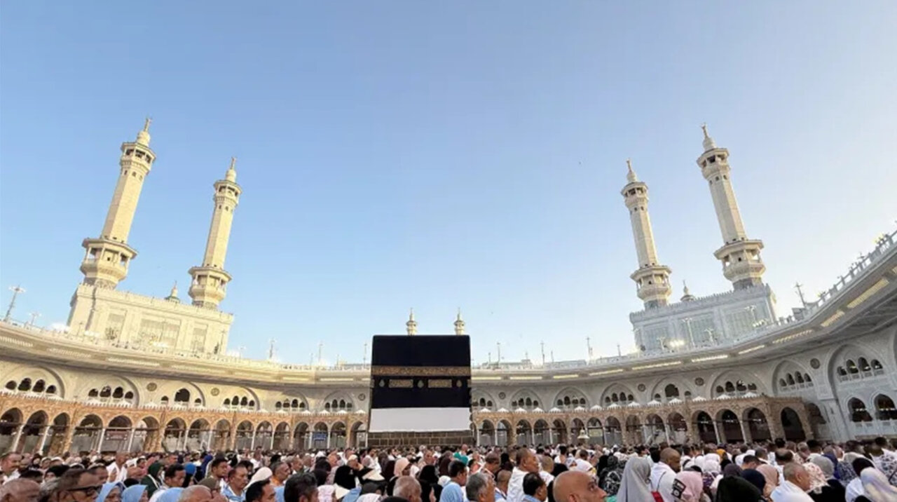 آلاف الحجاج يغادرون مكة بعد استكمال المناسك وسط حرارة مرتفعة وتوتر إقليمي